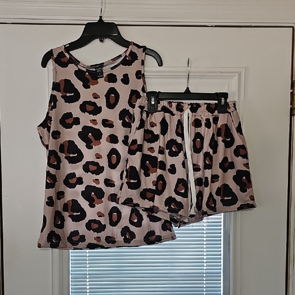 Emery Rose Other - Leopard Print Sleepwear Set